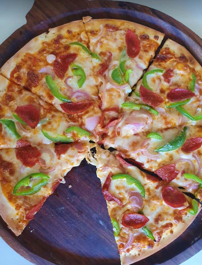 thin crust pizza with pepperoni and green peppers