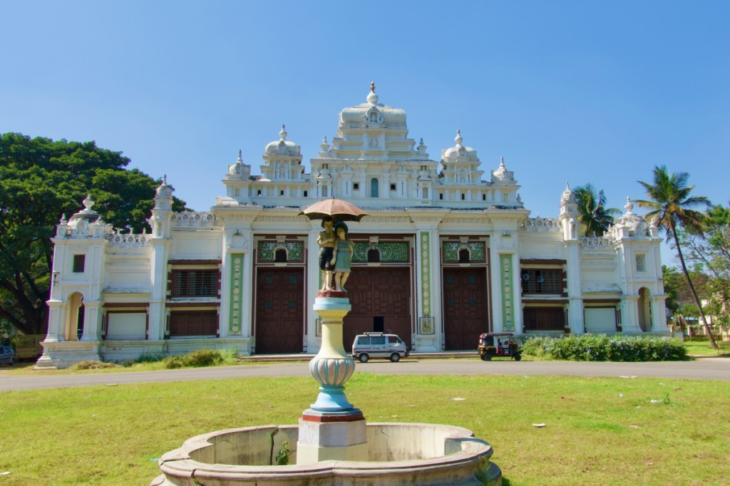 the white palatial facade of the Jaganmohan Palace Art Gallery with a fountain in the front of it